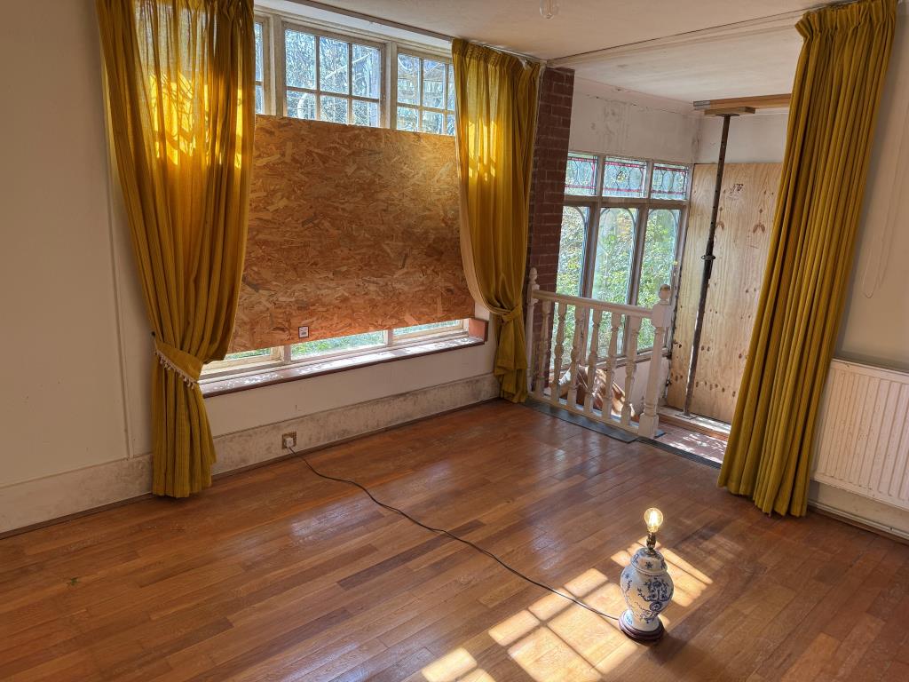 Lot: 62 - SUBSTANTIAL DETACHED PROPERTY AND LAND WITH POTENTIAL - Ground floor flat bedroom